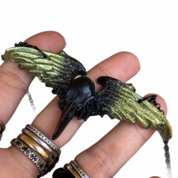 Black & yellow glitter resin skull crow necklace - Picture 6 of 11